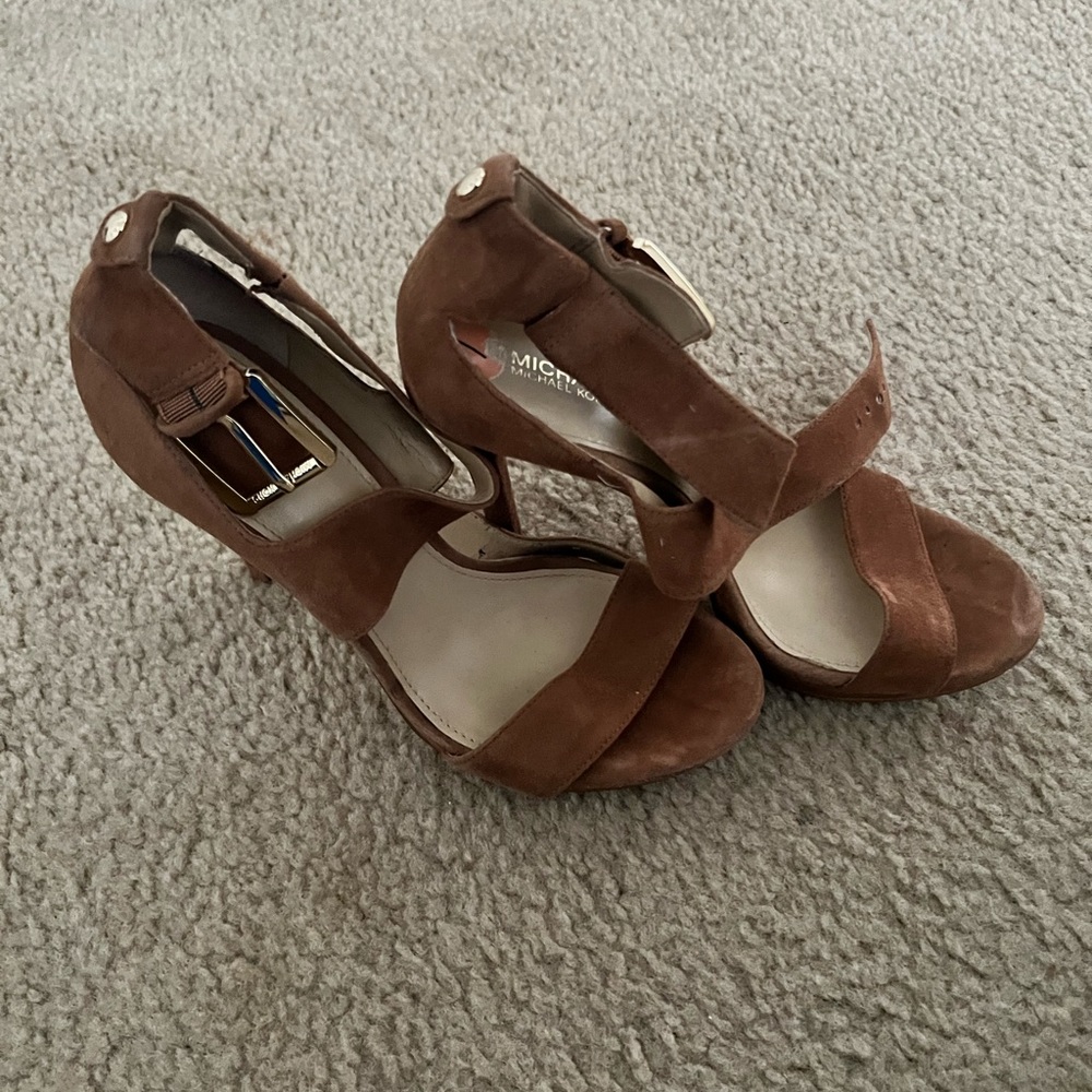 Selling a Michael Kors heels 7 1/2 brown very good condition